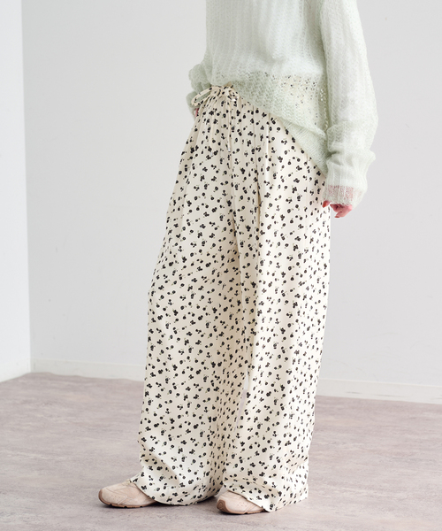U by SPICK&SPAN(ユーバイスピックアンドスパン)の「フラワープリントイージーサテンパンツ(スラックス・レディース・アイボリー/ホワイト/ブラック・36/38)」の2枚目の写真