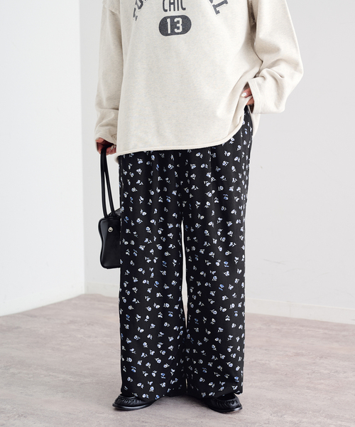U by SPICK&SPAN(ユーバイスピックアンドスパン)の「フラワープリントイージーサテンパンツ(スラックス・レディース・アイボリー/ホワイト/ブラック・36/38)」の1枚目の写真