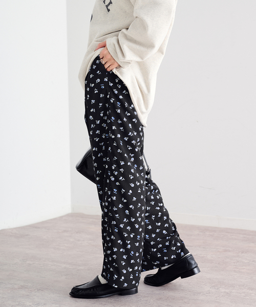 U by SPICK&SPAN(ユーバイスピックアンドスパン)の「フラワープリントイージーサテンパンツ(スラックス・レディース・アイボリー/ホワイト/ブラック・36/38)」の7枚目の写真