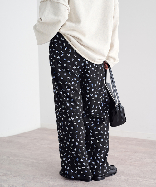 U by SPICK&SPAN(ユーバイスピックアンドスパン)の「フラワープリントイージーサテンパンツ(スラックス・レディース・アイボリー/ホワイト/ブラック・36/38)」の8枚目の写真