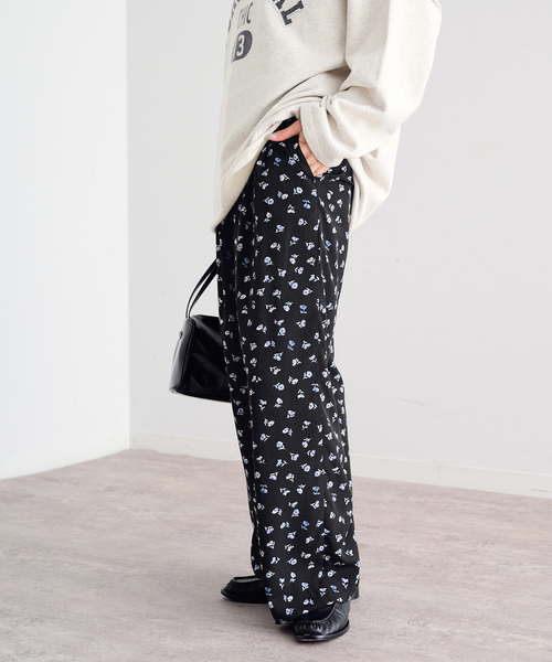 U by SPICK&SPAN(ユーバイスピックアンドスパン)の「フラワープリントイージーサテンパンツ(スラックス・レディース・アイボリー/ホワイト/ブラック・36/38)」の9枚目の写真
