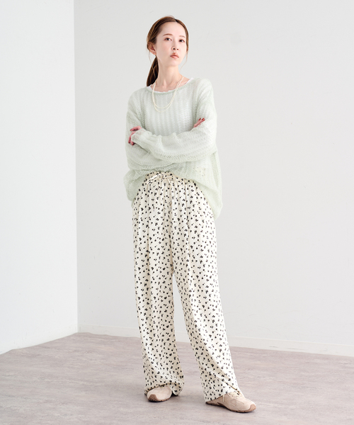U by SPICK&SPAN(ユーバイスピックアンドスパン)の「フラワープリントイージーサテンパンツ(スラックス・レディース・アイボリー/ホワイト/ブラック・36/38)」の14枚目の写真