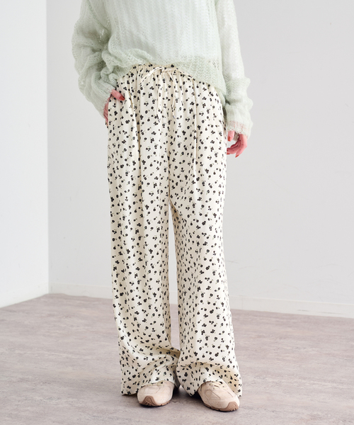 U by SPICK&SPAN(ユーバイスピックアンドスパン)の「フラワープリントイージーサテンパンツ(スラックス・レディース・アイボリー/ホワイト/ブラック・36/38)」の15枚目の写真