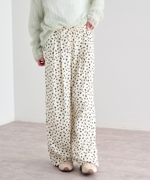 U by SPICK&SPAN(ユーバイスピックアンドスパン)の「フラワープリントイージーサテンパンツ(スラックス・レディース・アイボリー/ホワイト/ブラック・36/38)」の16枚目の写真