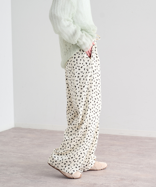 U by SPICK&SPAN(ユーバイスピックアンドスパン)の「フラワープリントイージーサテンパンツ(スラックス・レディース・アイボリー/ホワイト/ブラック・36/38)」の17枚目の写真