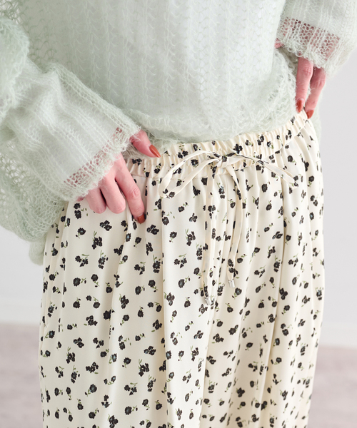 U by SPICK&SPAN(ユーバイスピックアンドスパン)の「フラワープリントイージーサテンパンツ(スラックス・レディース・アイボリー/ホワイト/ブラック・36/38)」の20枚目の写真