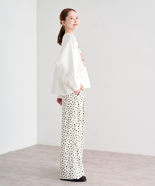 U by SPICK&SPAN(ユーバイスピックアンドスパン)の「フラワープリントイージーサテンパンツ(スラックス・レディース・アイボリー/ホワイト/ブラック・36/38)」の22枚目の写真