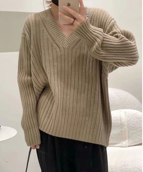 Beststore（ベストストア）の「【全5色】こなれ感たっぷり ルーズシルエット Vネック ワイドリブ ニット セーター 秋冬（ニット/セーター・レディース・ブラウン/ベージュ/ダークブルー/オフホワイト/ブラック・FREE）」の4枚目の写真