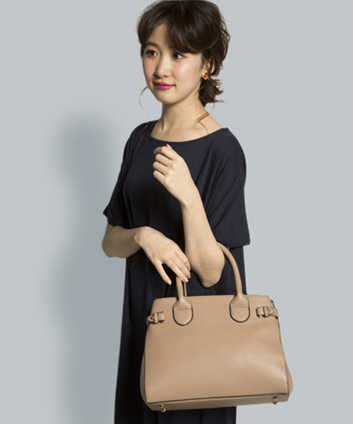 PLAIN CLOTHING（プレーンクロージング）の「スクエアハンドバッグ【PLAIN CLOTHING】（ショルダーバッグ・レディース・カーキ/ブラック/ベージュ/ネイビー/レッド/キャメル/グレー・FREE）」の3枚目の写真