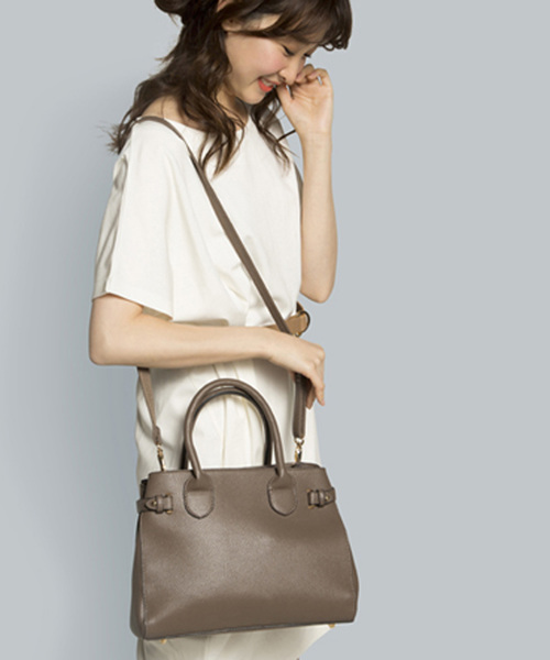 PLAIN CLOTHING（プレーンクロージング）の「スクエアハンドバッグ【PLAIN CLOTHING】（ショルダーバッグ・レディース・カーキ/ブラック/ベージュ/ネイビー/レッド/キャメル/グレー・FREE）」の4枚目の写真