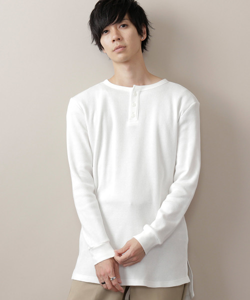 MONO-MART（モノマート）の「ワッフル編みオーバーロングカットソー/サイドスリットヘムライン(L/Sスリーブ)（Tシャツ/カットソー・メンズ・ブラウン系その他/ブラック系その他/グレー系その他/ベージュ系その他/ブラック/ホワイト系その他/グリーン系その他/バーガンディー/ベージュ/チャコール/レッド系その他/杢グレー/パープル/カーキ/ブラウン系その他2/ブルー系その他/アイボリー/グレー系その他2/ネイビー/パープル系その他/ブルーグリーン/イエロー系その他/ブルー系その他2/キャメル/スモークピンク/ピンク系その他/ブルー系その他3/ベージュ系その他3/レッド系その他3/グレー系その他4/ホワイト系その他3/ブラック系その他3/ピンク系その他3/グリーン系その他3/グレー系その他3/イエロー系その他3/パープル系その他3/ブルー系その他4/グレイッシュベージュ/ブラウン/ブラウン系その他3/ベージュ系その他2/ベージュ系その他4/グリーン系その他2/ブルー系その他5/ナチュラル/グリーン系その他4/ブルー系その他6・XL/M/L/FREE）」の3枚目の写真