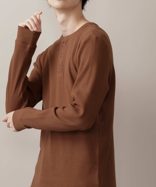 MONO-MART（モノマート）の「ワッフル編みオーバーロングカットソー/サイドスリットヘムライン(L/Sスリーブ)（Tシャツ/カットソー・メンズ・ブラウン系その他/ブラック系その他/グレー系その他/ベージュ系その他/ブラック/ホワイト系その他/グリーン系その他/バーガンディー/ベージュ/チャコール/レッド系その他/杢グレー/パープル/カーキ/ブラウン系その他2/ブルー系その他/アイボリー/グレー系その他2/ネイビー/パープル系その他/ブルーグリーン/イエロー系その他/ブルー系その他2/キャメル/スモークピンク/ピンク系その他/ブルー系その他3/ベージュ系その他3/レッド系その他3/グレー系その他4/ホワイト系その他3/ブラック系その他3/ピンク系その他3/グリーン系その他3/グレー系その他3/イエロー系その他3/パープル系その他3/ブルー系その他4/グレイッシュベージュ/ブラウン/ブラウン系その他3/ベージュ系その他2/ベージュ系その他4/グリーン系その他2/ブルー系その他5/ナチュラル/グリーン系その他4/ブルー系その他6・XL/M/L/FREE）」の17枚目の写真