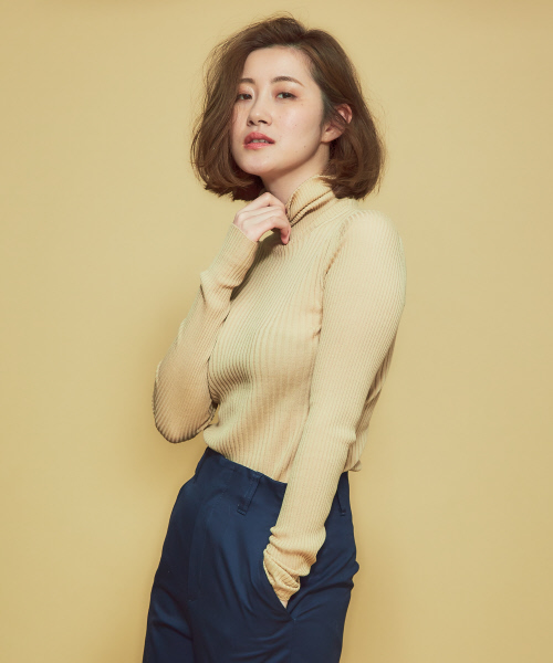 Abahouse Devinette（ドゥヴィネット）の「SUPER120sタートルハイゲージリブニット（ニット/セーター・レディース・ホワイト/ライトグレー/ブラック/ベージュ/ネイビー/ブルー/ブルー系その他・フリー）」の4枚目の写真