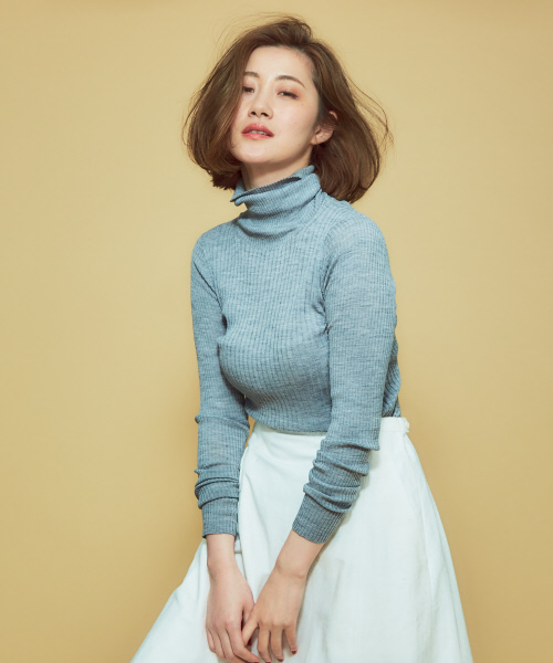 Abahouse Devinette（ドゥヴィネット）の「SUPER120sタートルハイゲージリブニット（ニット/セーター・レディース・ホワイト/ライトグレー/ブラック/ベージュ/ネイビー/ブルー/ブルー系その他・フリー）」の3枚目の写真