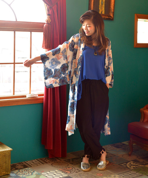 チャイハネ（チャイハネ）の「【チャイハネ】ヴィンテージフラワープリント着物袖カーディガン（カーディガン/ボレロ・レディース・ホワイト/イエロー/グリーン・FREE）」の2枚目の写真