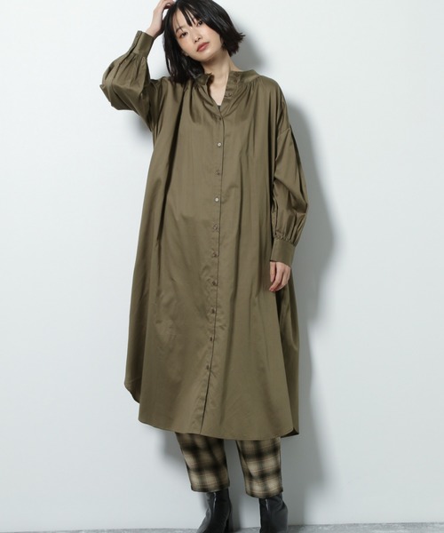 LAKOLE(ラコレ)の「2WAYソフトサテンギャザーワンピース / LAKOLE(シャツワンピース・レディース・ネイビー/カーキ/ボルドー/アイボリー・SMALL/MEDIUM)」の2枚目の写真