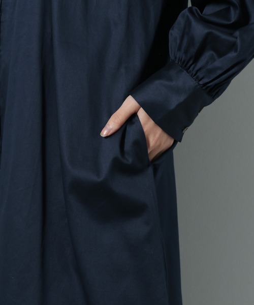 LAKOLE(ラコレ)の「2WAYソフトサテンギャザーワンピース / LAKOLE(シャツワンピース・レディース・ネイビー/カーキ/ボルドー/アイボリー・SMALL/MEDIUM)」の6枚目の写真