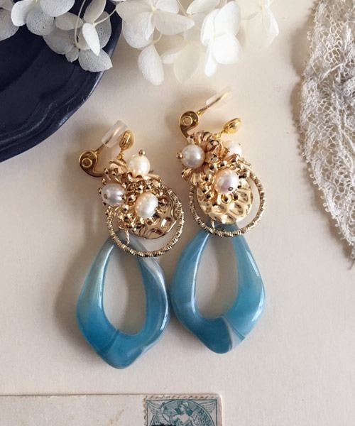 Malle La Brocante マルラブロカント 不規則フープとゴールドフラワーの痛みにくいイヤリング イヤリング Tone トーン のファッション通販 Zozotown