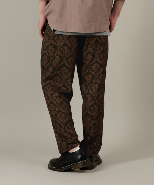 SlashDate（スラッシュデイト）の「総柄プリントとろみテーパードパンツ／エスニック（その他パンツ・メンズ・ブラック系その他/グレー系その他・M/L）」の2枚目の写真