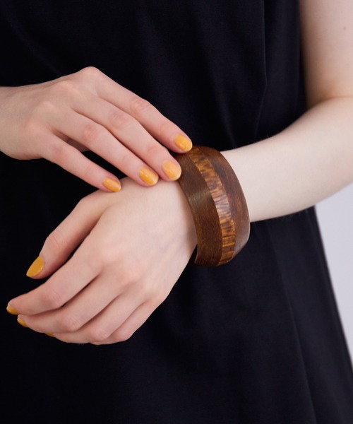 MADEMOISELLE ROPE'(マドモアゼル ロペ)の「ウッドビッグバングル(バングル/リストバンド・レディース・ダークブラウン・FREE)」の1枚目の写真