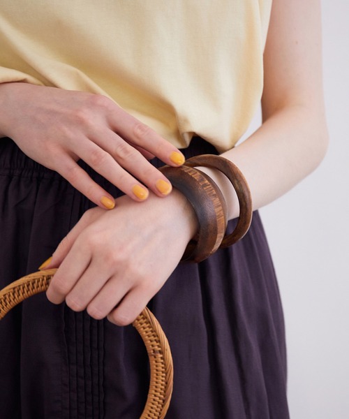 MADEMOISELLE ROPE'(マドモアゼル ロペ)の「ウッドビッグバングル(バングル/リストバンド・レディース・ダークブラウン・FREE)」の5枚目の写真