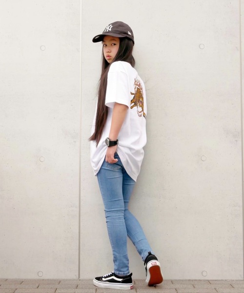 ムラサキスポーツ by 花音（ムラサキスポーツバイカノン）の「【ムラサキスポーツ別注】SANTACRUZ/サンタクルーズ × 花音(かのん)監修アイテム ルーズシルエット バックプリントTシャツ 22S626-42（Tシャツ/カットソー・キッズ・ホワイト/レッド/グリーン・130cm/140cm/150cm/160cm）」の2枚目の写真