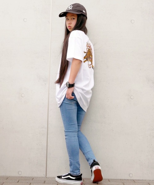 ムラサキスポーツ by 花音（ムラサキスポーツバイカノン）の「【ムラサキスポーツ別注】SANTACRUZ/サンタクルーズ × 花音(かのん)監修アイテム ルーズシルエット バックプリントTシャツ 22S626-42（Tシャツ/カットソー・キッズ・ホワイト/レッド/グリーン・130cm/140cm/150cm/160cm）」の7枚目の写真