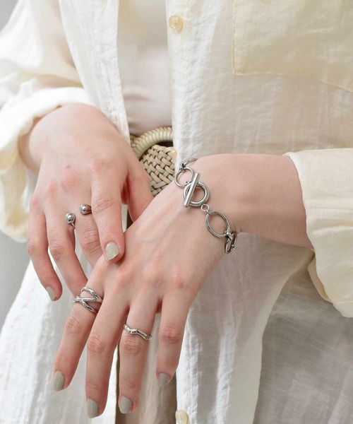 LHME（エルエイチエムイー）の「【WEB限定】”Gleam”オーバルチャンキーチェーンブレスレット/サージカルステンレス（金属アレルギー対応）【LHME / エルエイチエムイー】（ブレスレット・レディース・シルバー/ゴールド・ONE SIZE）」の11枚目の写真