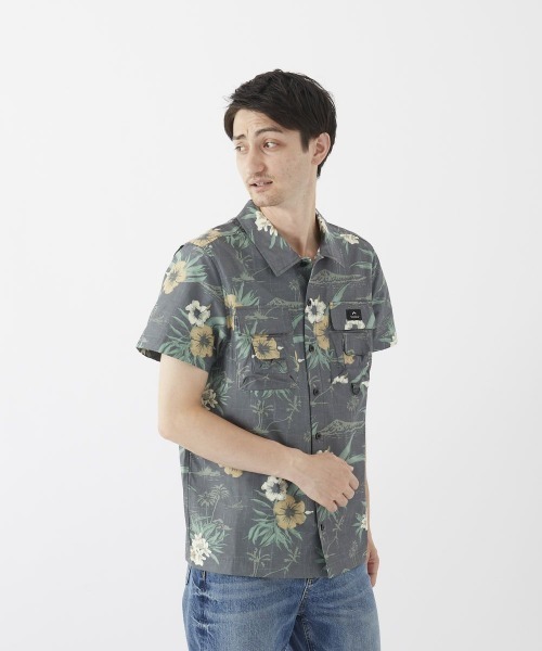 RUSTY(ラスティ)の「RUSTY/ラスティ シャツ メンズ ストレッチ 総柄 ベンチレーション ポケット付き 前開き リゾート 半袖 シャツ(シャツ/ブラウス・メンズ・ブラック/レッド・M/L/XL)」の2枚目の写真