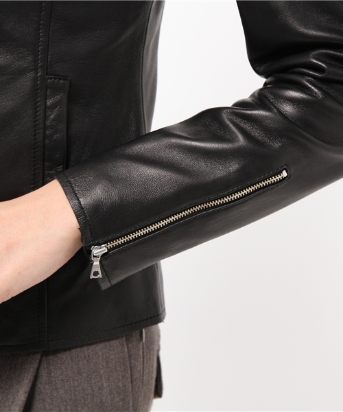 allureville（アルアバイル）の「レザークルーネックライダース