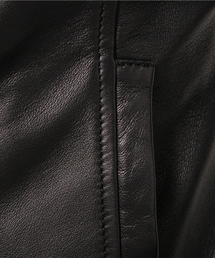 allureville（アルアバイル）の「レザークルーネックライダース