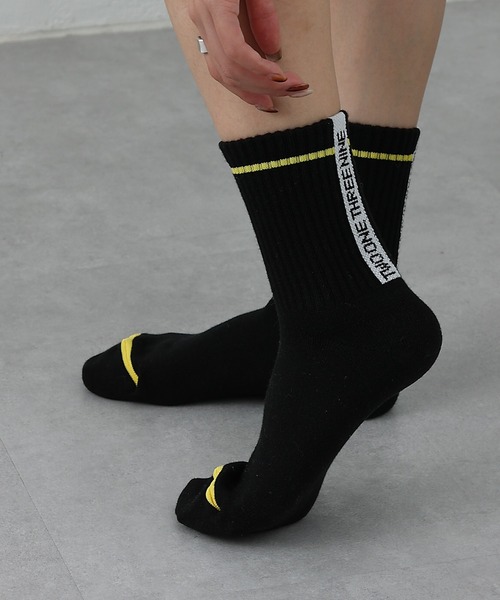 COLONY 2139（コロニートゥーワンスリーナイン）の「縦ロゴソックス（ソックス/靴下・レディース・ホワイト/ブラック・23）」の2枚目の写真