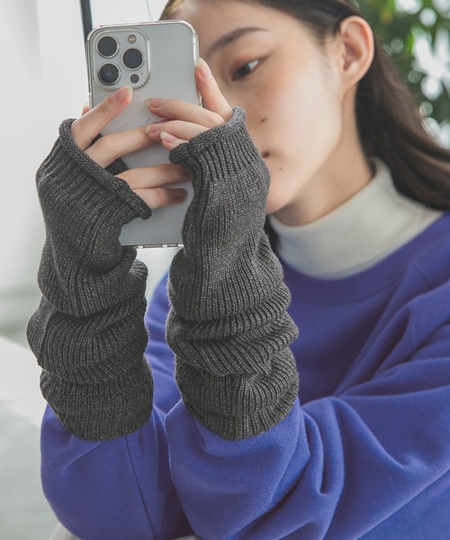 A part by（アパートバイ）の「ニットアームウォーマー（手袋・レディース・チャコールグレー/ベージュ・FREE）」の2枚目の写真