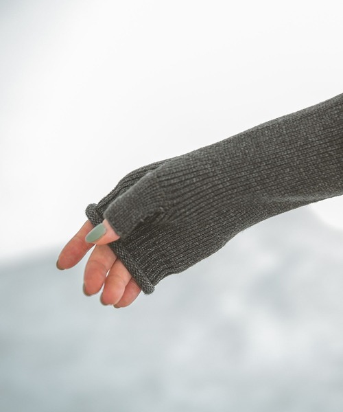 A part by（アパートバイ）の「ニットアームウォーマー（手袋・レディース・チャコールグレー/ベージュ・FREE）」の6枚目の写真