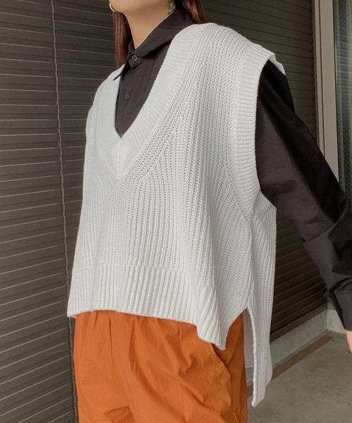 AMAIL（アマイル）の「Bulky deep vest（ベスト・レディース・グレー/ホワイト/マスタード・FREE）」の4枚目の写真