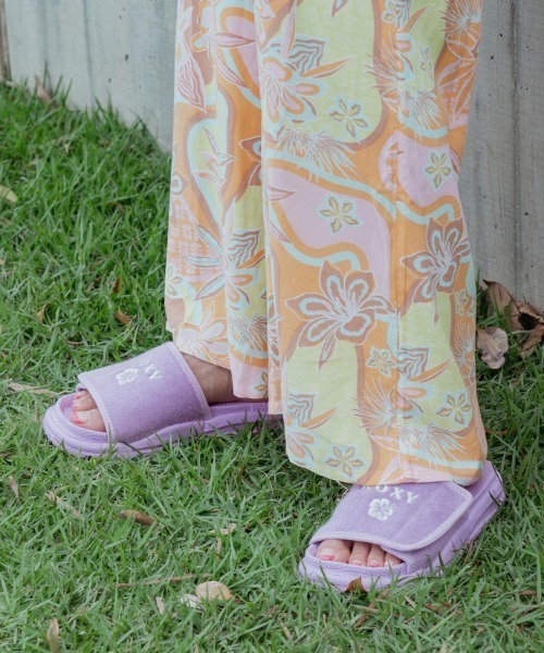 ROXY(ロキシー)の「SO MUCH ALOHA/ロキシースライドサンダル(サンダル・レディース・パープル/グリーン/イエロー・24cm/23cm/25cm)」の2枚目の写真