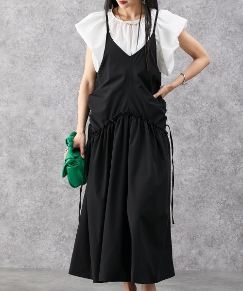 Soiunique（スワユニーク）の「サイドシャーリングキャミワンピース ［Soiunique］（ワンピース・レディース・モスグリーン/ブラック・M）」の2枚目の写真