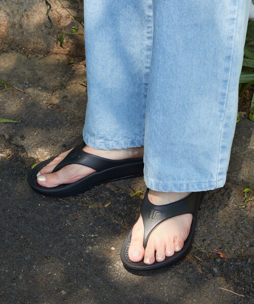 PUBLUX（パブリュクス）の「TELIC/テリック FLIP FLOP トングリカバリーサンダル（サンダル・レディース・ブラック/オフホワイト・MEDIUM/LARGE/X-LARGE/SMALL）」の14枚目の写真