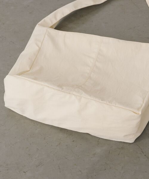 RETRO GIRL(レトロガール)の「BIGショルダーバッグ(ショルダーバッグ・レディース・ナチュラル/ブルー/ブラック・ONE SIZE)」の6枚目の写真