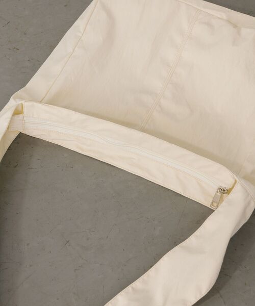 RETRO GIRL(レトロガール)の「BIGショルダーバッグ(ショルダーバッグ・レディース・ナチュラル/ブルー/ブラック・ONE SIZE)」の4枚目の写真