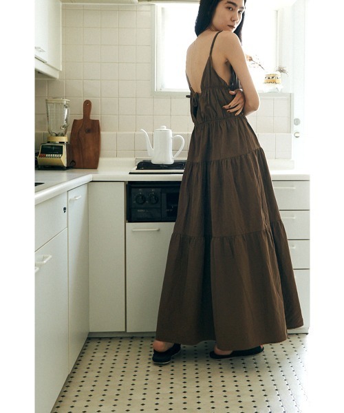 marjour(マージュール)の「CAMISOLE TIERED ONEPIECE(ワンピース・レディース・ブラック/ブラウン・M)」の1枚目の写真