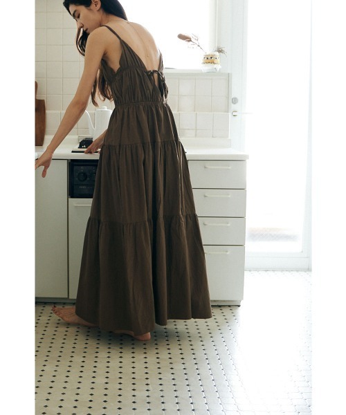 marjour(マージュール)の「CAMISOLE TIERED ONEPIECE(ワンピース・レディース・ブラック/ブラウン・M)」の3枚目の写真