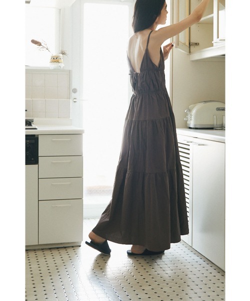 marjour(マージュール)の「CAMISOLE TIERED ONEPIECE(ワンピース・レディース・ブラック/ブラウン・M)」の4枚目の写真