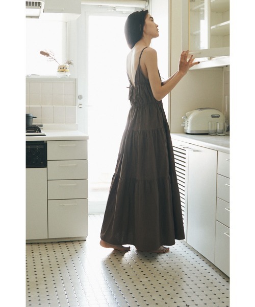 marjour(マージュール)の「CAMISOLE TIERED ONEPIECE(ワンピース・レディース・ブラック/ブラウン・M)」の5枚目の写真