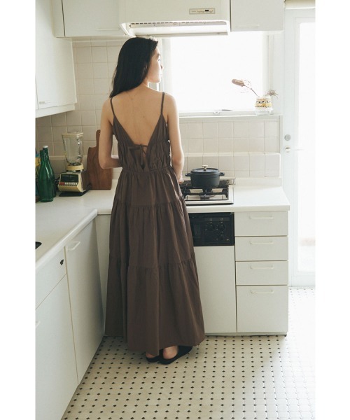 marjour(マージュール)の「CAMISOLE TIERED ONEPIECE(ワンピース・レディース・ブラック/ブラウン・M)」の6枚目の写真