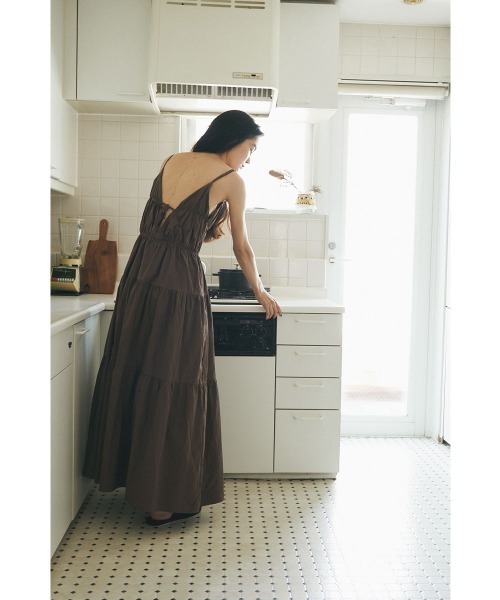 marjour(マージュール)の「CAMISOLE TIERED ONEPIECE(ワンピース・レディース・ブラック/ブラウン・M)」の9枚目の写真