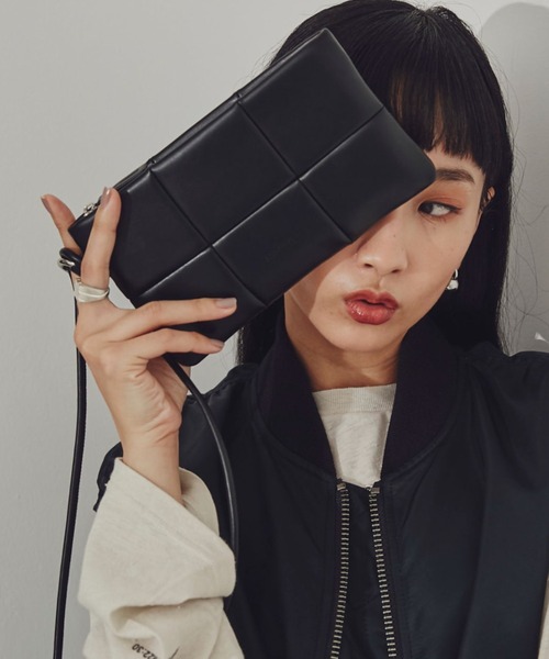 ADD CULUMN（アドカラム）の「(ADD CULUMN)パフマルチショルダー（財布・レディース・ボルドー/ホワイト/ブラック・FREE）」の2枚目の写真