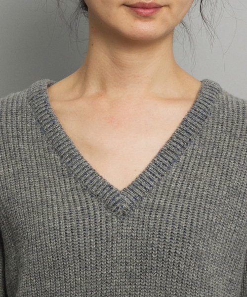 AMERICAN RAG CIE(アメリカンラグシー)の「MUNICH×AMERICAN RAG CIEラムウール片畦Vネックニットワンピース/212-MUM-MN152K08【WEB限定】(ワンピース・レディース・ブラック/グレー系その他・FREE)」の4枚目の写真