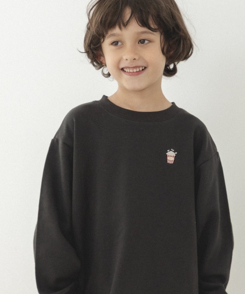 pairmanon（ペアマノン）の「【かぞくおそろい】ワンポイント 刺繍 長袖 トレーナー（スウェット・キッズ・ブラック系その他3/ベージュ系その他2/ブルー系その他4/ブルー系その他/パープル系その他/ピンク系その他2/その他/ピンク系その他3/ミント/ベージュ系その他/レッド系その他/ブラウン系その他4/その他1/ブルー系その他3/ブルー系その他2/ブラック系その他/グリーン系その他2/ピンク系その他/グリーン系その他/ホワイト系その他・150/90/130/120/140/100/110）」の4枚目の写真