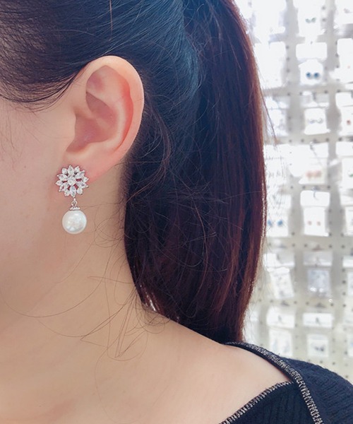 Lace Ladies(レースレディース)の「サンフラワー ビジュー × パール スウィング ピアス イヤリング(ピアス(両耳用)・レディース・ホワイト系2/ホワイト系1・FREE)」の2枚目の写真